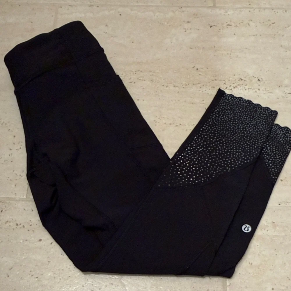 Lululemon 23” Women’s Tight Stuff leggings Size 6 Reflective Scallop Hem black - Picture 16 of 16